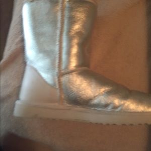 Short silver Ugg